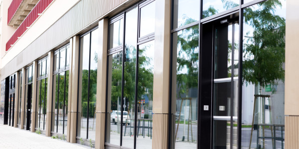 Puertas y Ventanas Aislantes de Aluminio / PVC en Terrassa · Raíl Empotrable Adaptado al Paso de Minusválidos