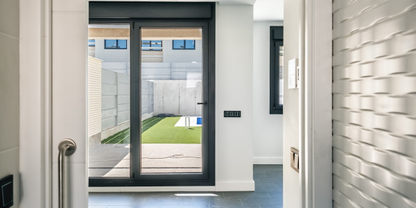 Puertas y Ventanas de Aluminio / PVC a medida en Terrassa · Sistema Antilevantamiento
