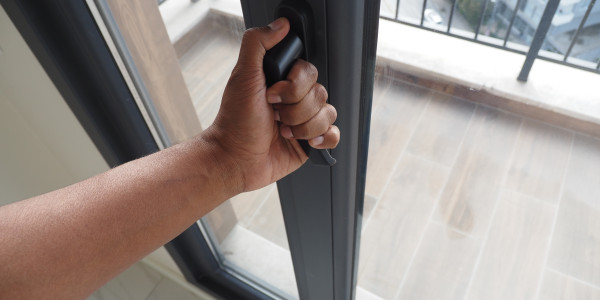 Puertas y Ventanas Insonorizadas de Aluminio / PVC en Terrassa · Cierre Hermético