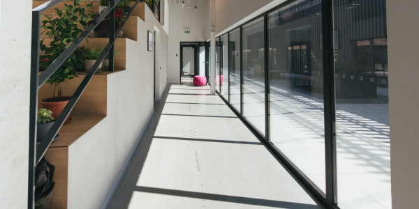 Puertas y Ventanas Seguridad de Aluminio / PVC en Terrassa · Raíl Empotrable Adaptado al Paso de Minusválidos